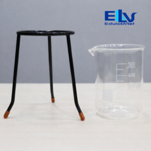 Cốc đốt thủy tinh 500ml kèm giá đỡ

Cốc đốt thủy tinh 500ml là dụng cụ thí nghiệm phổ biến dùng để đun nóng dung dịch, pha chế hóa chất và thực hiện các phản ứng hóa học trong phòng thí nghiệm. Sản phẩm được làm từ thủy tinh trong suốt, chịu nhiệt, giúp quan sát dễ dàng quá trình thí nghiệm và đảm bảo độ bền khi gia nhiệt.

Cốc đốt được thiết kế miệng có vòi rót, thuận tiện khi rót dung dịch. Sản phẩm đi kèm giá đỡ cốc, giúp cố định cốc khi gia nhiệt hoặc thực hiện các thao tác thí nghiệm, đảm bảo an toàn và thuận tiện trong quá trình sử dụng.

Thông số kỹ thuật

Tên sản phẩm: Cốc đốt thủy tinh

Dung tích: 500 ml

Chất liệu: Thủy tinh trong suốt, chịu nhiệt

Phụ kiện: Kèm giá đỡ cốc

Ứng dụng: Dùng trong các thí nghiệm gia nhiệt và pha chế dung dịch

Đặc điểm nổi bật

Thủy tinh trong suốt, chịu nhiệt tốt, phù hợp cho các thí nghiệm gia nhiệt.

Dung tích 500ml, đáp ứng nhiều nhu cầu thí nghiệm khác nhau.

Miệng cốc có vòi rót, thuận tiện khi chuyển dung dịch.

Giá đỡ cốc đi kèm, giúp cố định cốc khi sử dụng.

Ứng dụng

Đun nóng dung dịch trong phòng thí nghiệm.

Pha chế hóa chất và thực hiện phản ứng hóa học.

Sử dụng trong phòng thực hành hóa học, sinh học.

Phù hợp cho trường học, phòng thí nghiệm và trung tâm nghiên cứu.